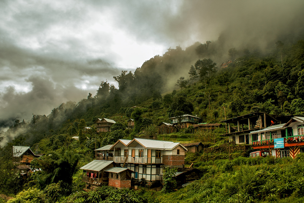 Himalayasorg's tweet photo. Kolakham is a small picturesque village located in the Darjeeling district of the Indian state of West Bengal. It is situated at an altitude of 6,000 feet above sea level and is surrounded by dense forests of oak, pine, and rhododendron trees. 
#darjeeling #kalimpong #Kolakham https://t.co/AosljjJbdr