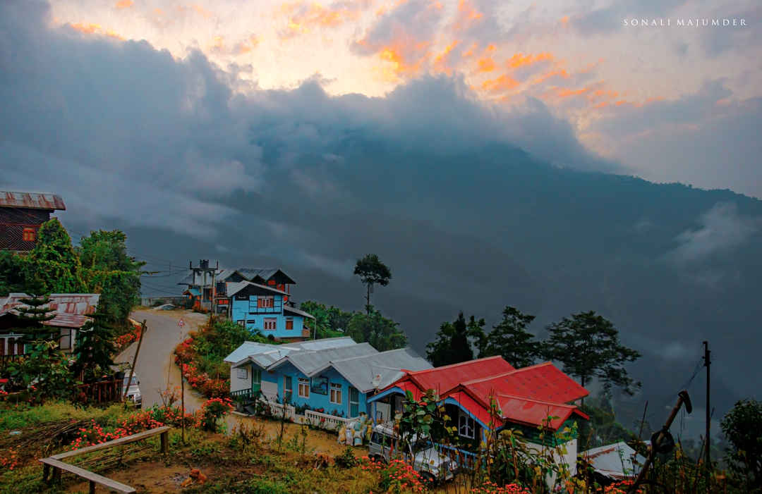 Himalayasorg's tweet photo. Kolakham is a small picturesque village located in the Darjeeling district of the Indian state of West Bengal. It is situated at an altitude of 6,000 feet above sea level and is surrounded by dense forests of oak, pine, and rhododendron trees. 
#darjeeling #kalimpong #Kolakham https://t.co/AosljjJbdr