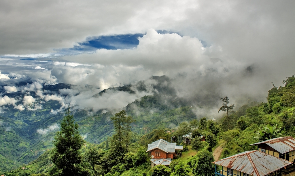 Himalayasorg's tweet photo. Kolakham is a small picturesque village located in the Darjeeling district of the Indian state of West Bengal. It is situated at an altitude of 6,000 feet above sea level and is surrounded by dense forests of oak, pine, and rhododendron trees. 
#darjeeling #kalimpong #Kolakham https://t.co/AosljjJbdr