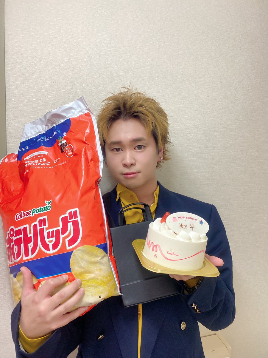 kudoshohe's tweet photo. 今日で30歳になりました✌️
昨日はカウントダウンの配信でみんなに祝ってもらい幸せな気分で20代を終えることができました！
本当にありがとうございました✨
これからも変わらず歌っていきます🎤💪 https://t.co/zqbk2O9Oy3