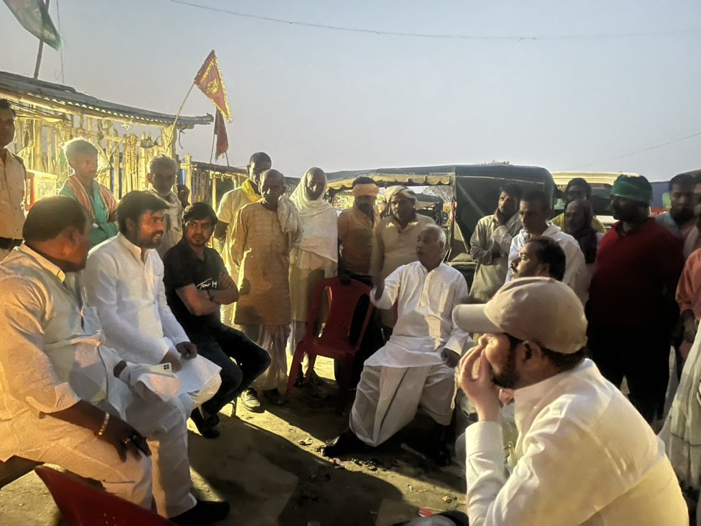 Sandeep_Saurav_'s tweet photo. कल दानापुर दियारा का दौरा कर वहाँ की एक अहम परेशानी को क़रीब से समझा। यहाँ के 3 पंचायत- पानापुर, क़ासिमचक और मानस का राजस्व समेत सभी मामले पटना ज़िला में हैं लेकिन इनका थाना छपरा जिला में कर देने से इन्हें न्यायिक मामले में 2 किमी की बजाय 40 किमी की दूरी तय कर छपरा जाना पड़ता है! https://t.co/zfmYffmKKt