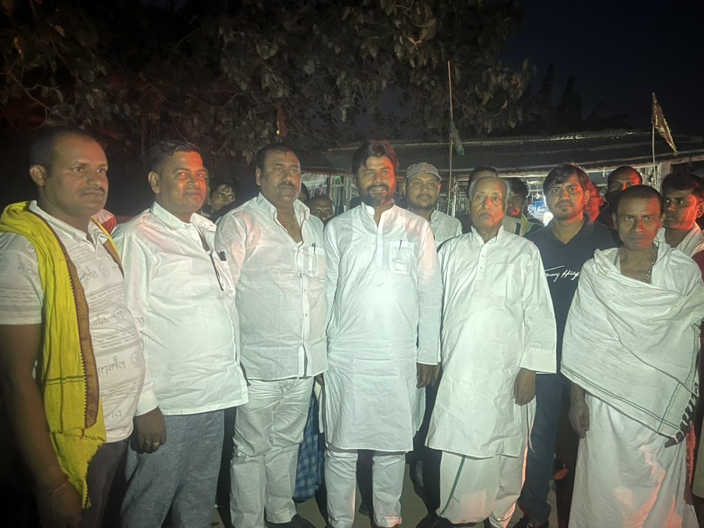 Sandeep_Saurav_'s tweet photo. कल दानापुर दियारा का दौरा कर वहाँ की एक अहम परेशानी को क़रीब से समझा। यहाँ के 3 पंचायत- पानापुर, क़ासिमचक और मानस का राजस्व समेत सभी मामले पटना ज़िला में हैं लेकिन इनका थाना छपरा जिला में कर देने से इन्हें न्यायिक मामले में 2 किमी की बजाय 40 किमी की दूरी तय कर छपरा जाना पड़ता है! https://t.co/zfmYffmKKt
