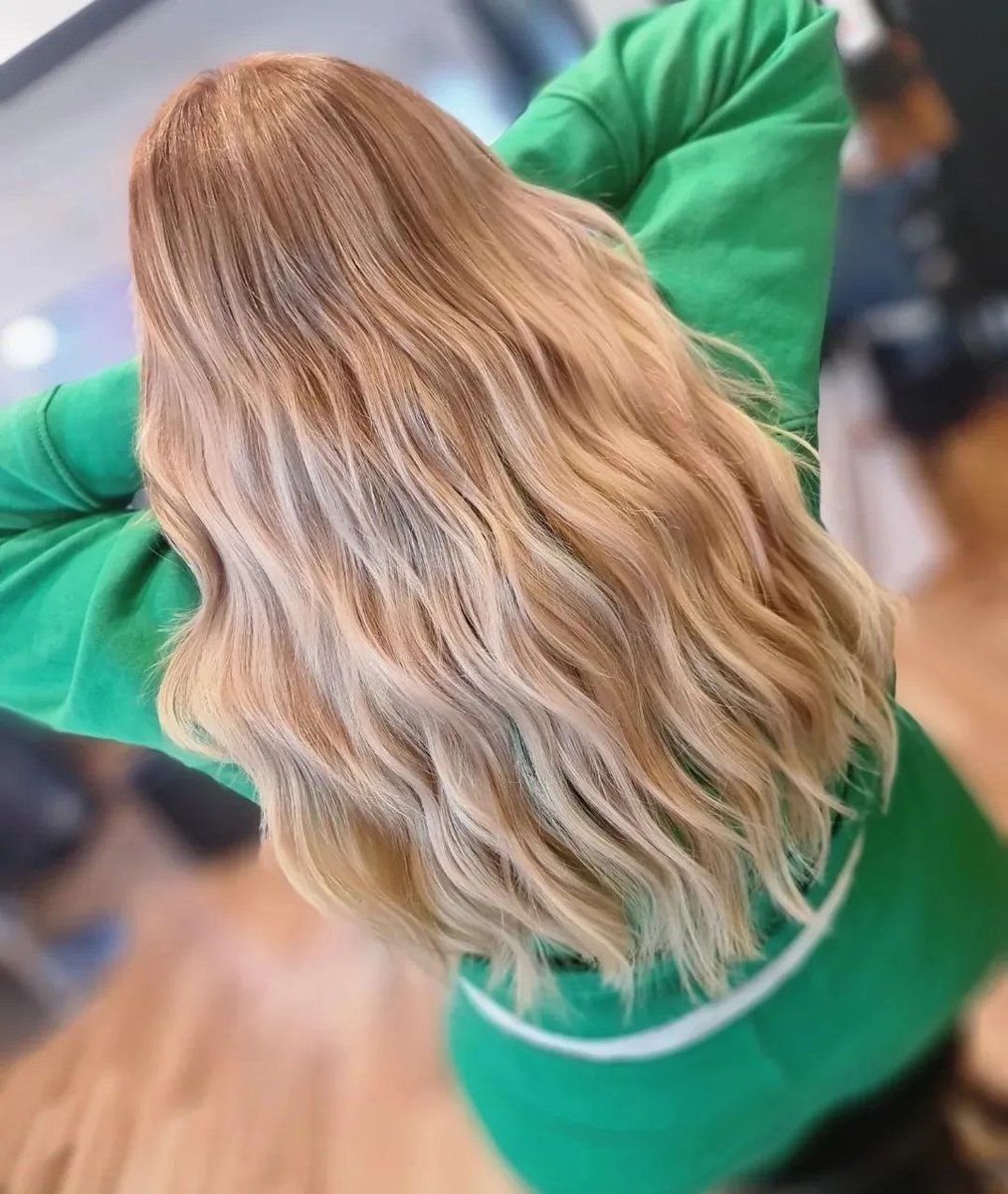 HairRehabLondon's tweet image. Perfect root smudge &amp;amp; shine from @b.u.tifulhairandbeauty✨️

Using just four packs of Hair Rehab Stick Tip hair extensions 
Get 10% off your first order with code YEAH10, DM us for Trade Account info.

#hairextensions #sticktips #itips #microtips #hairstyle