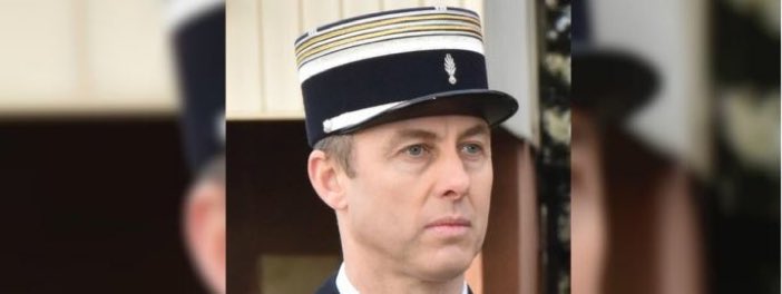 ♦️Mémoire 🇫🇷 : Il y a 5 ans, le 23 mars 2018, dans le supermarché de #Trèbes, il est 10h30 quand des coups de feu éclatent. Après avoir pris la place d'un otage, le lieutenant-colonel Arnaud #Beltrame tombe sous les balles d'un terroriste. N’oublions pas ce héros ! Respect 🙏