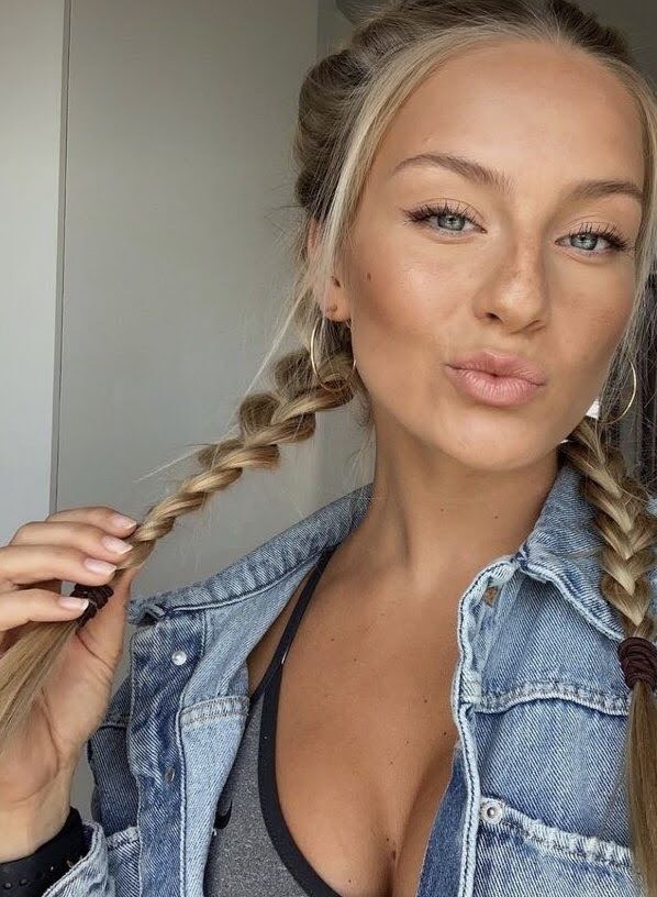 Nicolle*ꕤ on Twitter: "Hello 💙 #love 💋"