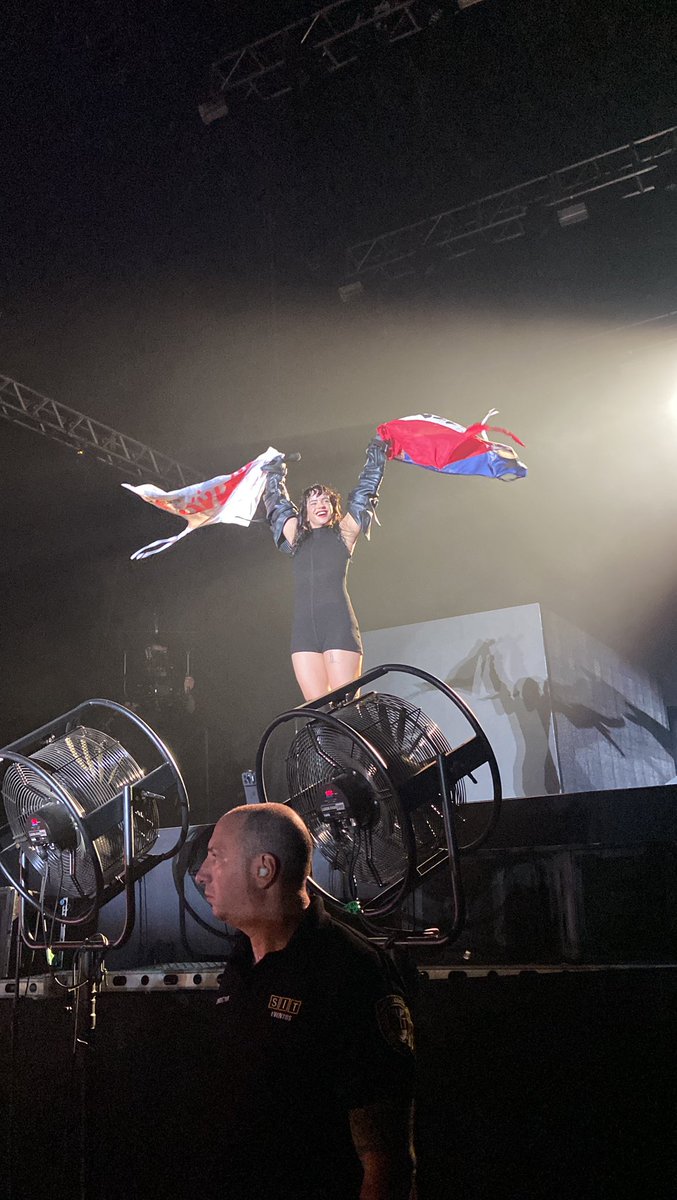 gad_p_'s tweet image. Q de QUE REINONA. @rosalia LA ROMPIÓ EN PARAGUAY! 🤩😭✨ #Asuncionico2023