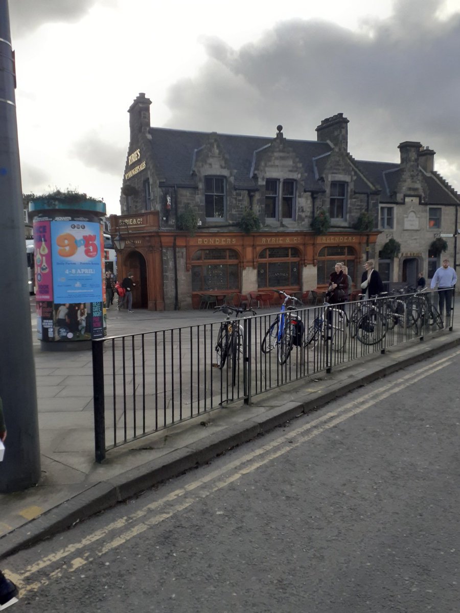 sandymb1956's tweet photo. Yesterday #Edinburgh On left one of the new futuristic glass buildings #HaymarketSquare.On right yards away just over the road,the traditional #RyriesBar Glad to see Ryries still there as the beer is looked after,always consistent #changingtimes #oldandnew #DalryRoad #AuldReekie https://t.co/tBgDMjuUkj