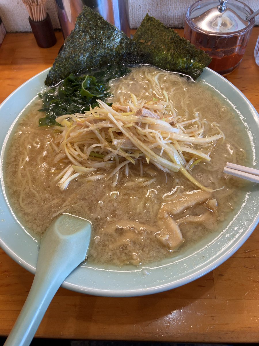 ラーショうま馬🐴美❣️
でも大盛り(2玉分)までしかなくて、ご飯物も、替え玉もなくて、ラーメンでお腹いっぱいになりたいにこれじゃ足りませーん🐷
2杯目食べるには客の目気になるし😭
 #ラーショ #足利50号