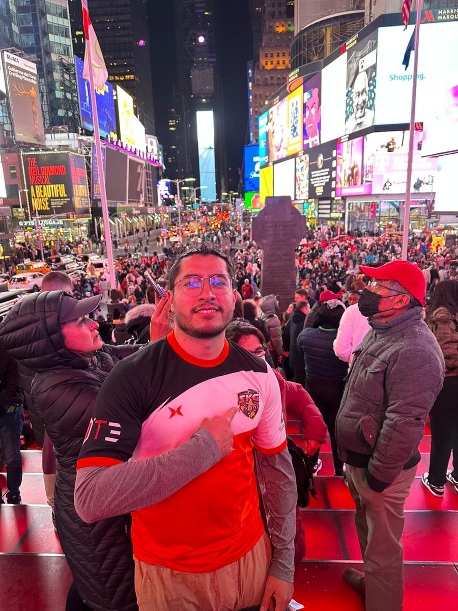 Dr_Heisenberg01's tweet photo. Estoy muy feliz y muy agradecido con todas esas personas que han confiado en el proyecto @skgdota . Estoy muy orgulloso de mis muchachos y de mi equipo de trabajo. Estamos en el DPC🦂🔥❤️🎉!! Viva Perú 🇵🇪! Viva Brasil🇧🇷! Viva México Cabrones🇲🇽! #Gogogomez #Dota2 https://t.co/AOXnsPw1uV