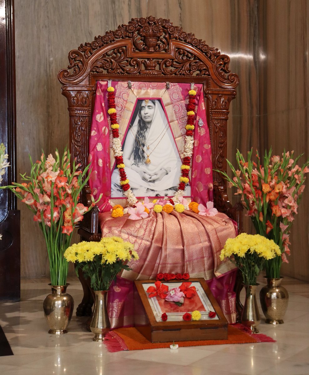 rkmdel's tweet photo. A son is called Atmaja, 'the self reborn'. There is no difference between you and your son. In one way you yourself are reborn as vour son. In one sense you are a worldly person, working in a business office and enjoying worldly life https://t.co/WA6iepA7kl https://t.co/aDg9ycZyVj