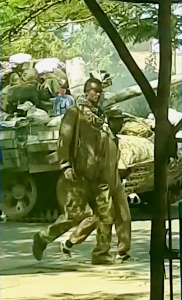martinplaut's tweet photo. Remember these photos of Eritrean soldiers with a tank piled high with looted #Tigray goods? Is President Isaias now selling them off? https://t.co/oMlR0hxQtT