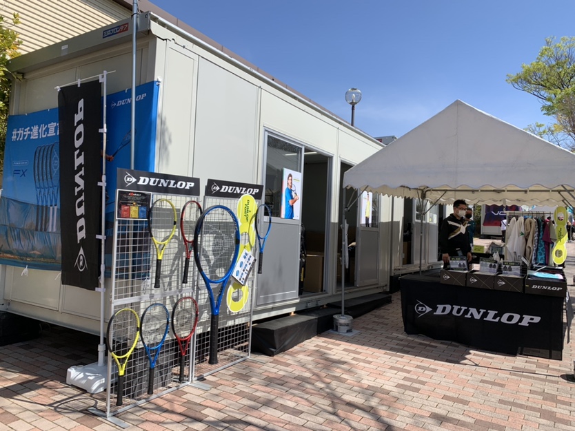 tennis365's tweet photo. #大正製薬リポビタン第45回全国選抜高校テニス大会🎾

今年もたくさんのブースが並んでいます！続いてはダンロップ！
ズラリとストリングが並ぶ中、奥ではマシンを使ってストリングの張替が行われていました👏

@dunloptennisjp

#テニス #tennis #選抜高校テニス #ダンロップ #dunlop https://t.co/orsM8JrQJ4