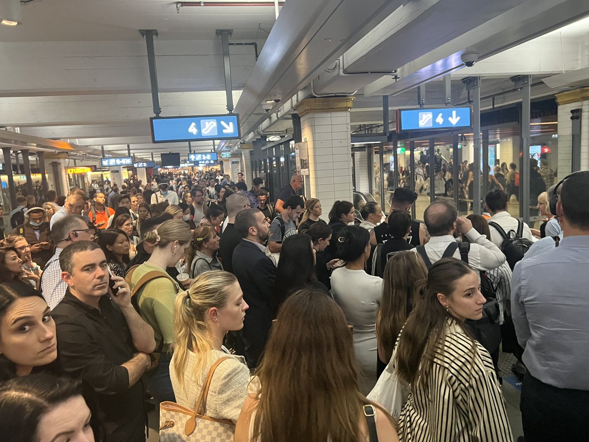 rebeccaleesyd's tweet photo. #townhallstation is closed. #cityfail https://t.co/LD4EOSv0yD