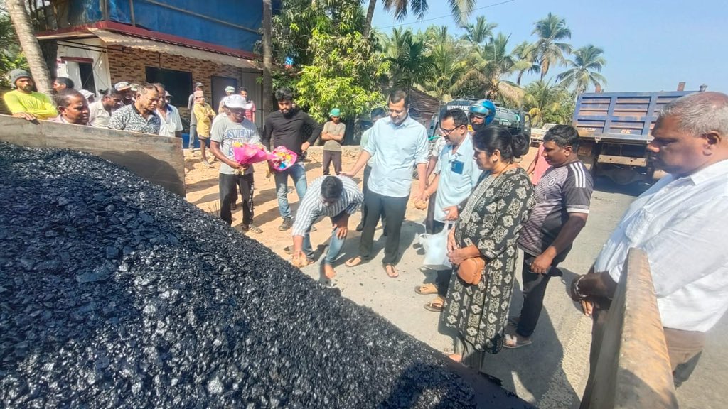 Yurialemao9's tweet photo. Hotmixing of Road from Agramorod to Gudi,Paroda has begun today. I have instructed PWD Officials to ensure that quality work is carried out by the Contractor. https://t.co/l7ARf1UH8F