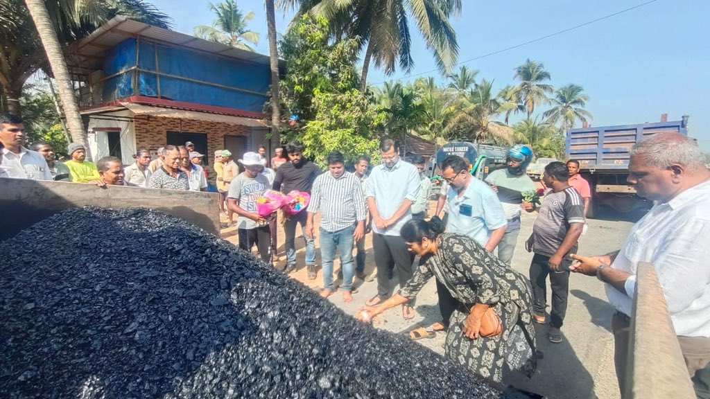 Yurialemao9's tweet photo. Hotmixing of Road from Agramorod to Gudi,Paroda has begun today. I have instructed PWD Officials to ensure that quality work is carried out by the Contractor. https://t.co/l7ARf1UH8F