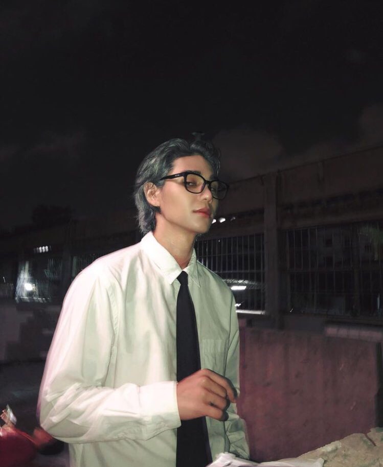 fluffycloud98's tweet photo. #KimChay 
Chay has the most nerdy CEO ever at least he thinks so, until one day, on his way from the company he stumbles upon his CEO, bloody on the ground. He rushes to help him but then Kim pulls out a gun and shots someone behind Chay.

"Next time take a bus home, sweetheart." https://t.co/6x1gNruOEw