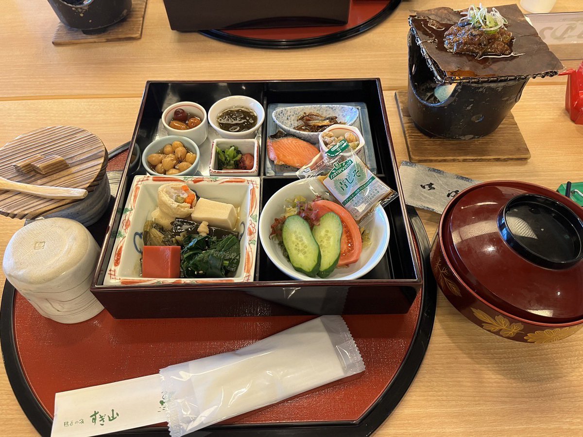 keiko0215bb's tweet photo. 県民割で今回は、鵜飼の宿すぎ山ホテルにお泊まりしてきました♡
友達と話しまくって美味しいの食べて楽しかった♥️  昭和の感じでレトロなホテルだった https://t.co/htZbscjj6B