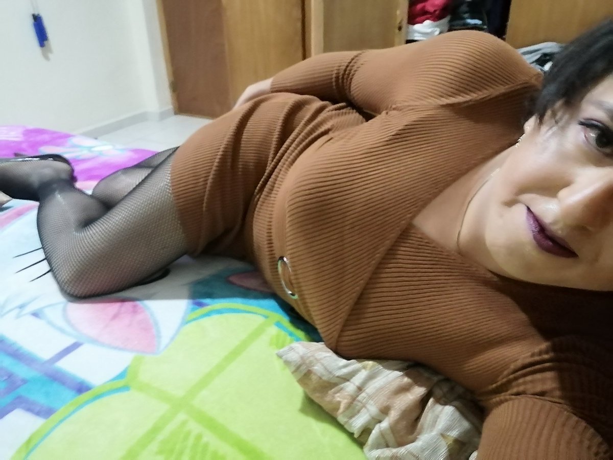 verotorrestv's tweet photo. Hola buenos días espero que les guste mis fotos me encantan mis pantimedias y con mis zapatillas https://t.co/ug9KVlToZQ