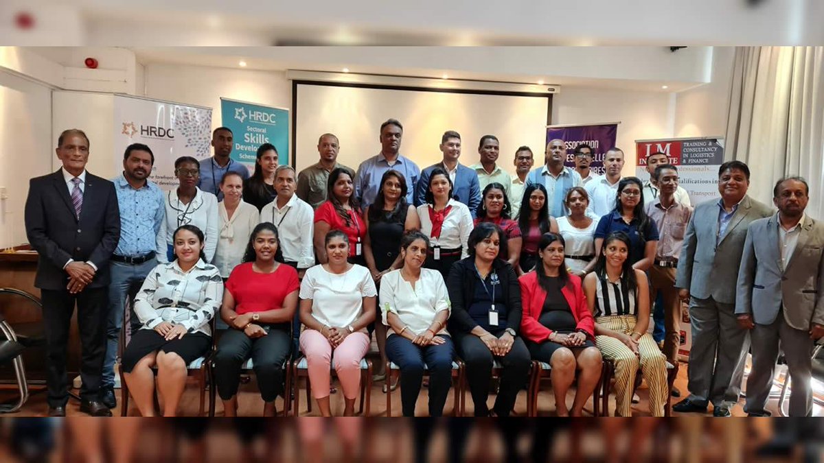 DefiEconomie's tweet photo. Formation : 35 employés du secteur de la logistique et du fret se distinguent  https://t.co/vltOBdP2B4 https://t.co/90U2pHw0oN