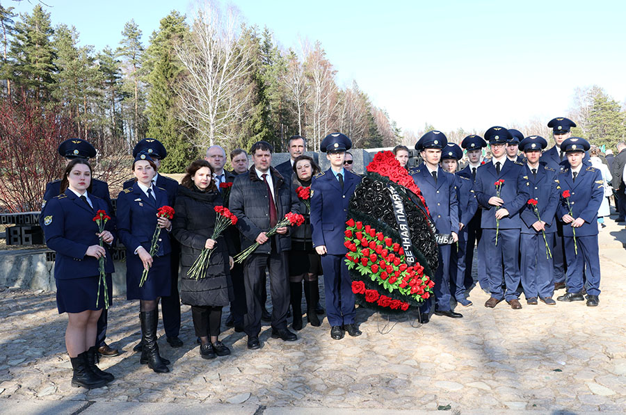 MintransBelarus's tweet photo. Минтранс присоединился к эстафете памяти в день годовщины трагедии в Хатыни  
 
Представители ведомства во главе с заместителем министра Сергеем Дубиной, а также ОАО «Минский завод гражданской авиации № 407» и академии авиации возложили цветы. 
https://t.co/70oWFl1K9V https://t.co/FHY6DcnLPg