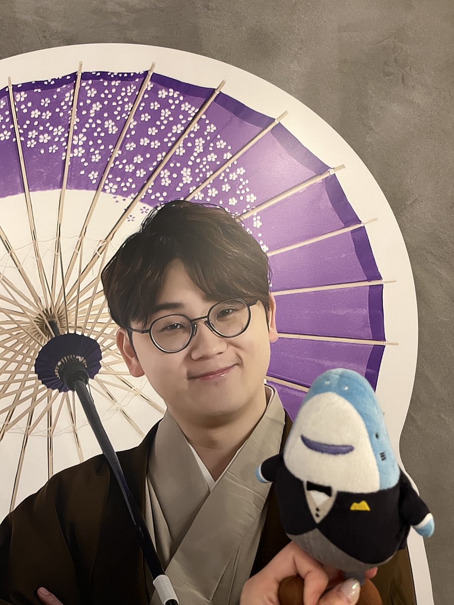 sya_kuyakunn's tweet photo. ～東海オンエア聖地巡り～

テラカドコーヒーさんに設置されている
虫眼鏡さんの等身大パネル見てきたしゃく！☕👓

ブラウンの着物が似合いすぎしゃく！😻
かっこいいしゃくーー！！！😻

#シャークヤくん #岡崎 #東海オンエア #虫眼鏡 さん #等身大パネル #聖地 #東海オンエア聖地 #テラカドコーヒー https://t.co/tgdAbbQqXM