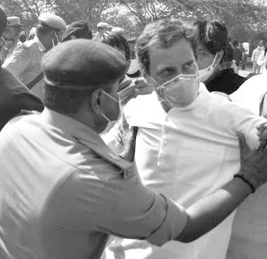 INCIndia's tweet photo. सबको पता है

राहुल गांधी जी तानाशाह के खिलाफ आवाज़ बुलंद कर रहे हैं। गलत को गलत कहने का साहस दिखा रहे हैं।

इस साहस से तानाशाह घबराया हुआ है। कभी ED, कभी पुलिस, कभी केस, कभी सजा से डराने में जुटा है।

राहुल गांधी जी इस मामले में न्यायसंगत अपील दायर करेंगे। हम लड़ेंगे और जीतेंगे। https://t.co/wdhA7nKCR7
