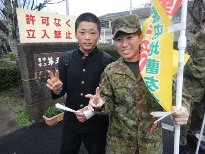 saga_pco's tweet photo. 臨時勤務中の古賀士長が
在学中の弟とバッタリ！

サプライズ大成功！！🎊🎉

#唐津 #あいさつ運動 #佐賀地本 #自衛官募集 https://t.co/YRoD06ZAhs