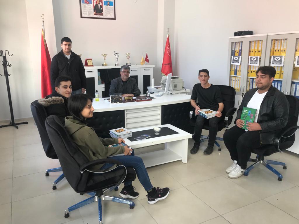 NE_AL47's tweet photo. Çeşitli etkinliklerde başarı gösteren öğrencilerimiz Okul Müdürümüz Ömer Hedekoğlu tarafından ödüllendirildi. Daha büyük başarılar bizi bekliyor https://t.co/6sePpKKogF