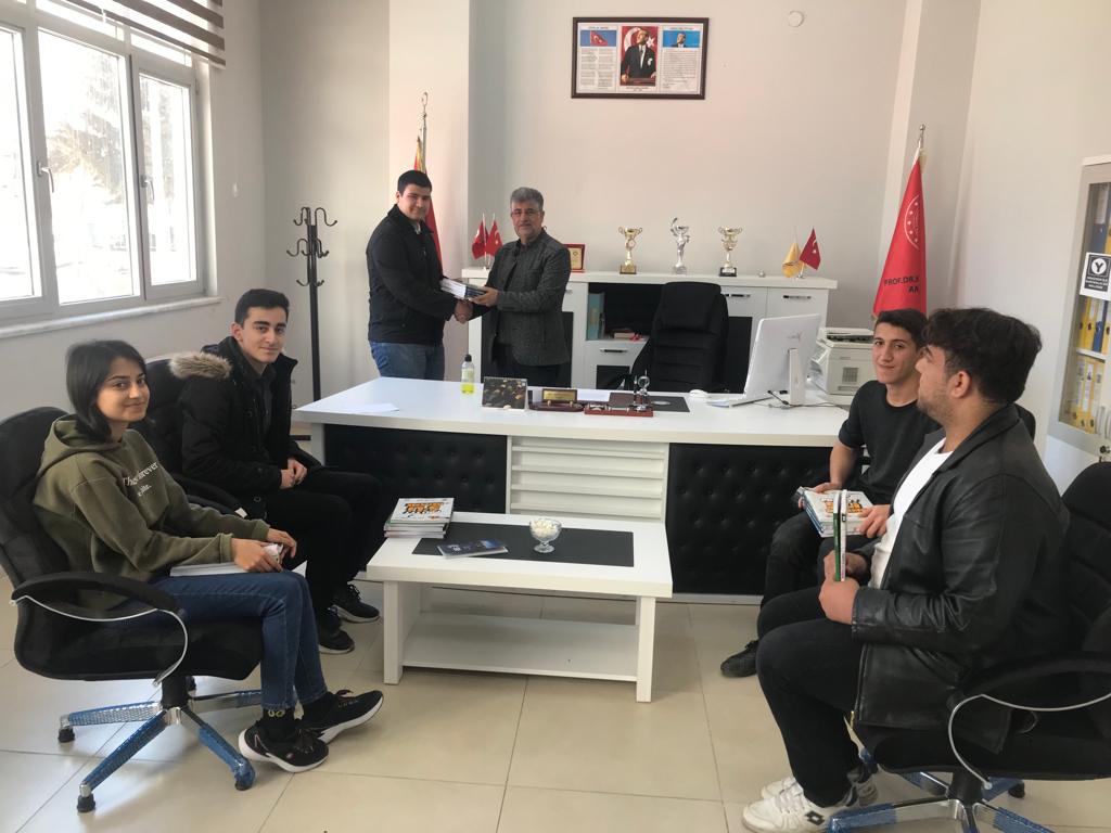 Çeşitli etkinliklerde başarı gösteren öğrencilerimiz Okul Müdürümüz Ömer Hedekoğlu tarafından ödüllendirildi. Daha büyük başarılar bizi bekliyor