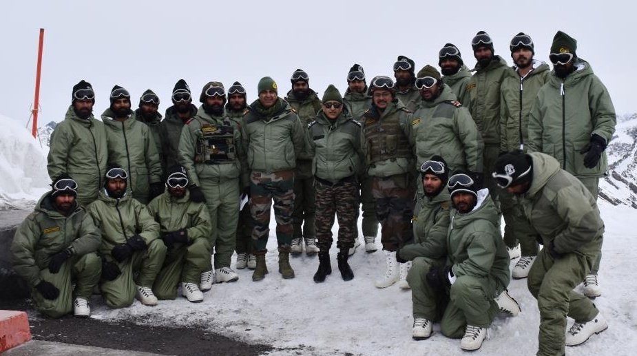 firefurycorps's tweet photo. GOC, Fire and Fury Corps visited the forward areas of #ForeverinOperations Division. He interacted with troops deployed at these strategic locations and lauded the high levels of operational preparedness.
@adgpi
@NorthernComd_IA 
@PRODefSrinagar https://t.co/NBK65zvcrG