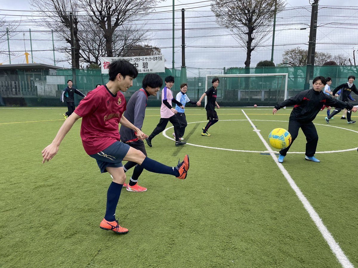 mntn_p's tweet photo. 今回はモンタナの練習風景をお届けします⚽️🎶

練習は週1回程度で、グラウンドや体育館を借りて行っています！🏃🏻💨
男女共にプレイヤーとして参加していて、全員が楽しめるところも魅力のひとつです！
未経験者の方も大歓迎です！🙆🏻‍♀

不定期でバスケやバレーなどをやることも…💭⛹🏻‍♀️🏐
#春から明治 https://t.co/el487Ov7Pk