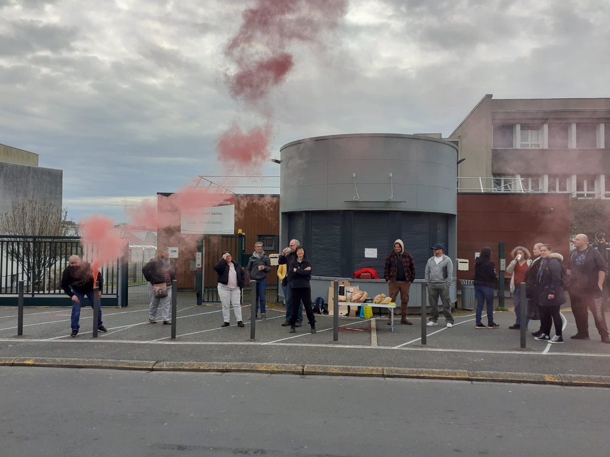 SnesFSU24's tweet photo. Cité scolaire de #Riberac #Dordogne #manif23mars #Greve23Mars https://t.co/mXAeqEolUe