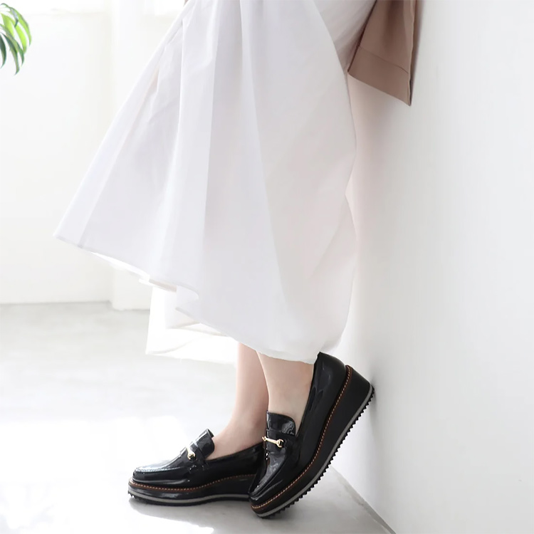🌸上品な厚底ローファーのご紹介🌸
⁡
ゴールドのビット（金属飾り）がエレガント＆存在感抜群の約5cmの厚底ローファーです！

ブラック・ブラックエナメルの
２色展開です。

🏷 COMEX【🔍商品番号 No. 9636】

▽詳細はこちら▽
comex.shop/view/item/0000…

#ローファー #美脚 
#EVOL #イーボル