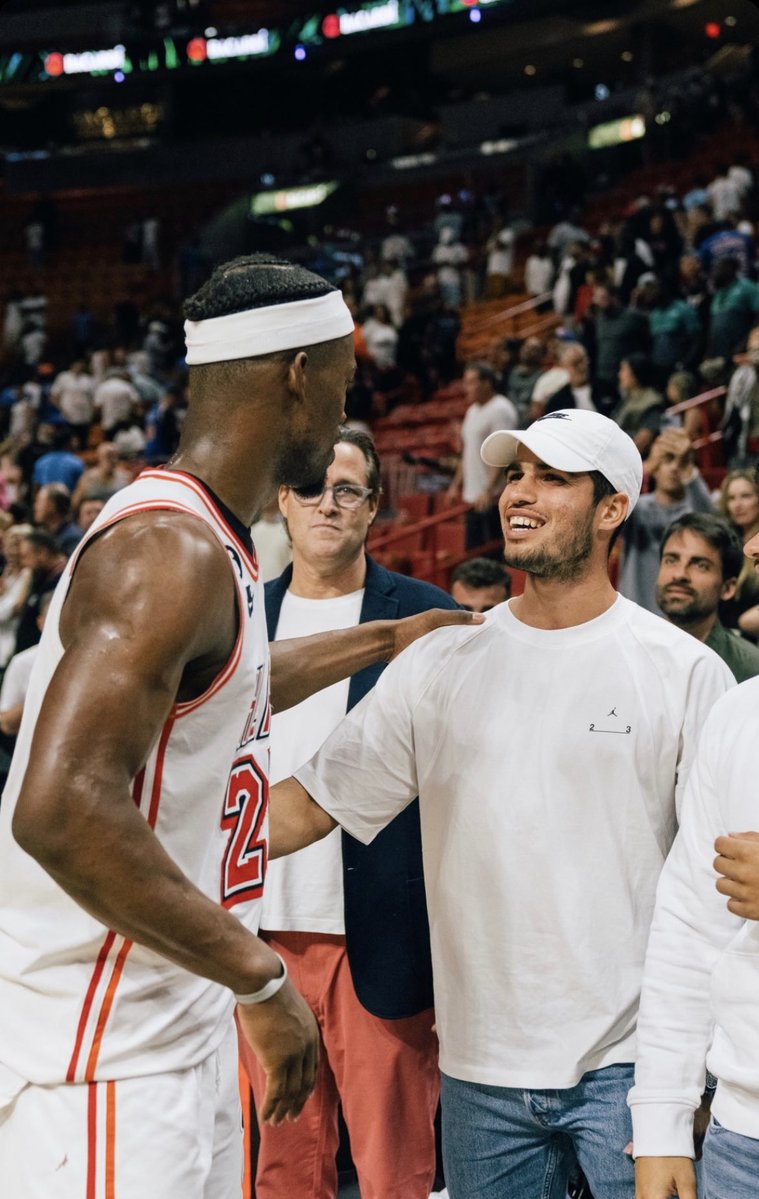 NBAspain's tweet photo. La foto que no sabías que necesitabas.

@carlosalcaraz 🤝 @JimmyButler 

🎾 @MiamiHEAT 🏀 https://t.co/cbpSeKiwU2