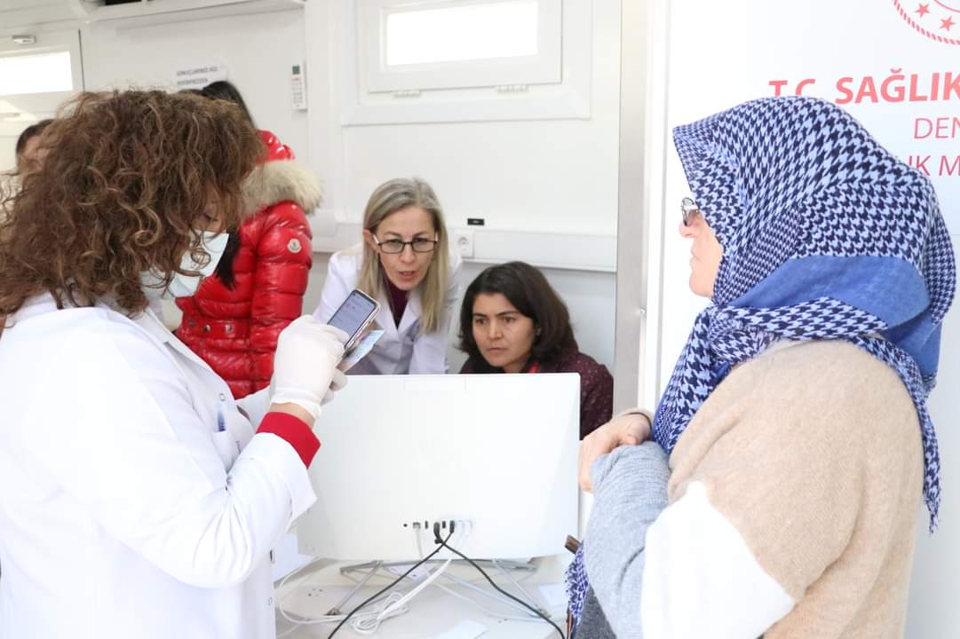 İlçemizde bir ay boyunca kanser taraması yapan <a href="/Denizli_SM/">Denizli İl Sağlık Müdürlüğü</a> Mobil Kanser Tarama Tırı kanserde erken teşhisin önemini bir kez daha hatırlattı.

1026 kişi tarandı. 70 kadın meme kanseri, 26 kadın ise rahim ağzı kanseri şüphesiyle hastaneye sevk edildi.

#ErkenTeşhisHayatKurtarır