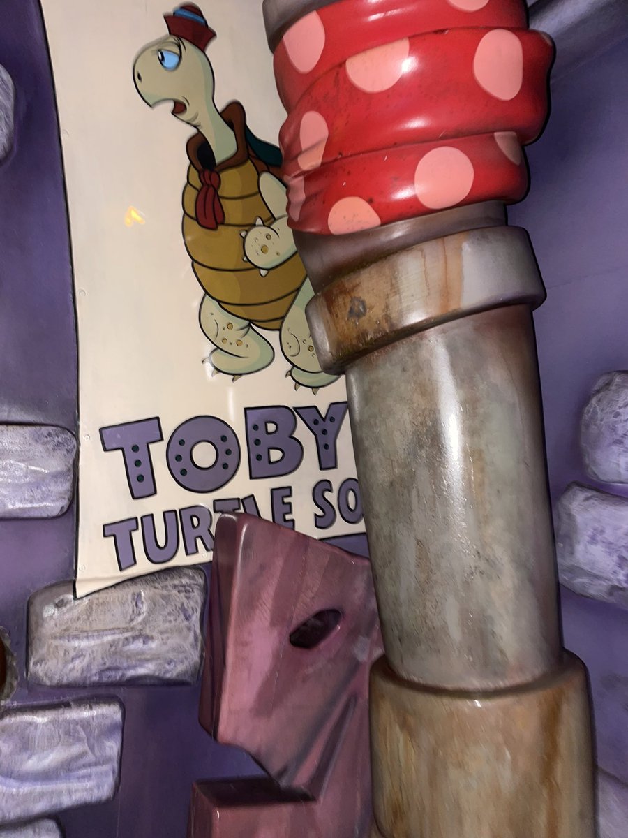「トビーのタートルスープ」=「亀の亀スープ」という
ブラックジョークをかましながら文字を上手いこと隠すことで
「トビー・トータス」と読めなくもない綴りを見せるなんて
色々と上手いなぁ〜〜〜🤔
元ネタほぼまんまでアトラクションに取り込むのも素敵🫰💕