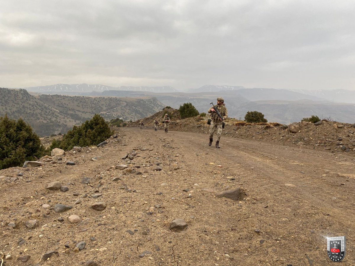 jandarma's tweet photo. Azimle, kararlılıkla, var gücümüzle🇹🇷

Operasyonlarımıza ara vermeden devam ediyoruz.
📍Kars
📍Gümüşhane
#Jandarma https://t.co/tXgrqC8Lo7