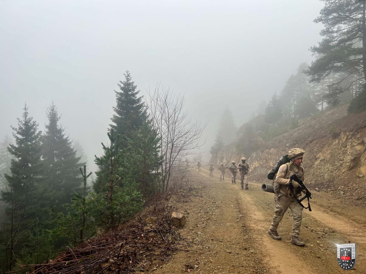 jandarma's tweet photo. Azimle, kararlılıkla, var gücümüzle🇹🇷

Operasyonlarımıza ara vermeden devam ediyoruz.
📍Kars
📍Gümüşhane
#Jandarma https://t.co/tXgrqC8Lo7