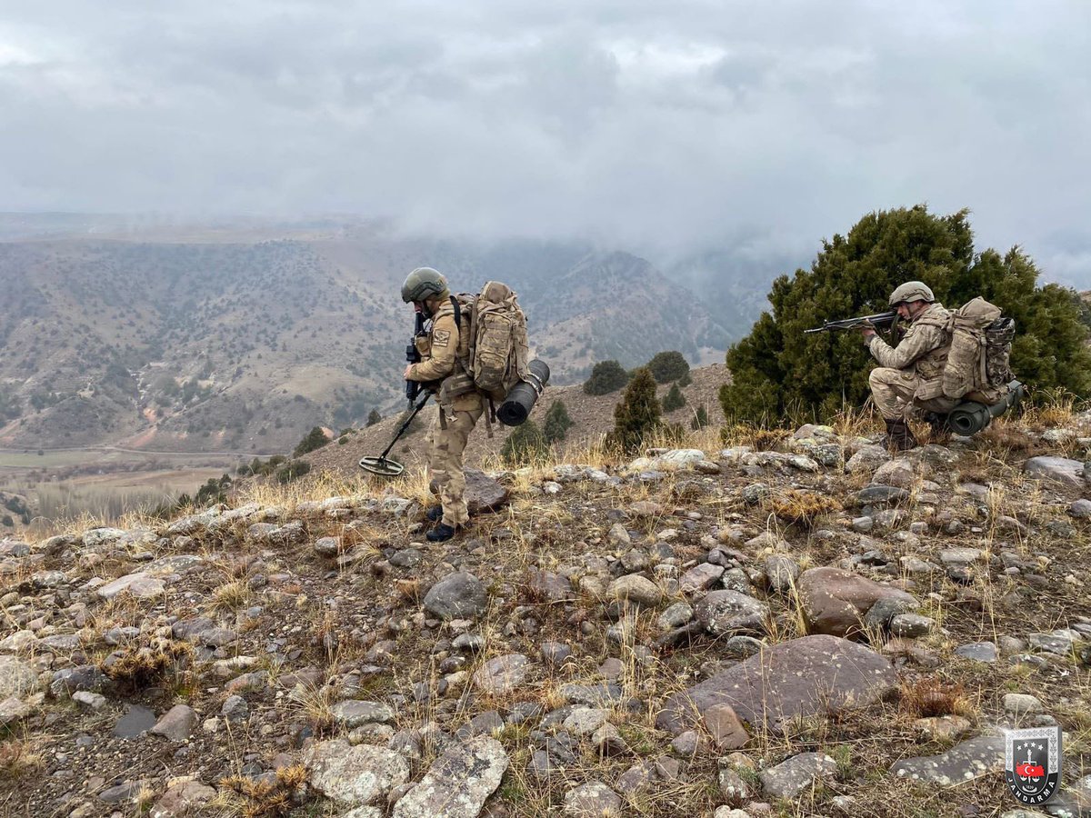 jandarma's tweet photo. Azimle, kararlılıkla, var gücümüzle🇹🇷

Operasyonlarımıza ara vermeden devam ediyoruz.
📍Kars
📍Gümüşhane
#Jandarma https://t.co/tXgrqC8Lo7