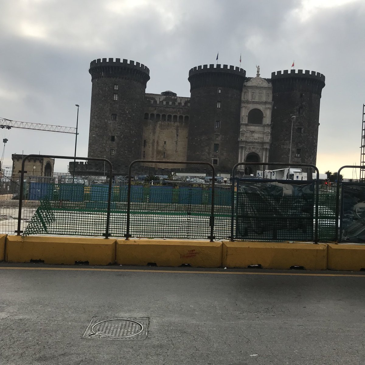 alessiomagno1's tweet photo. Via Santa Brigida, mi giro e vedo il Maschio Angioino…
#AmoNapoli ❤️ https://t.co/q0PZcdQZ4v