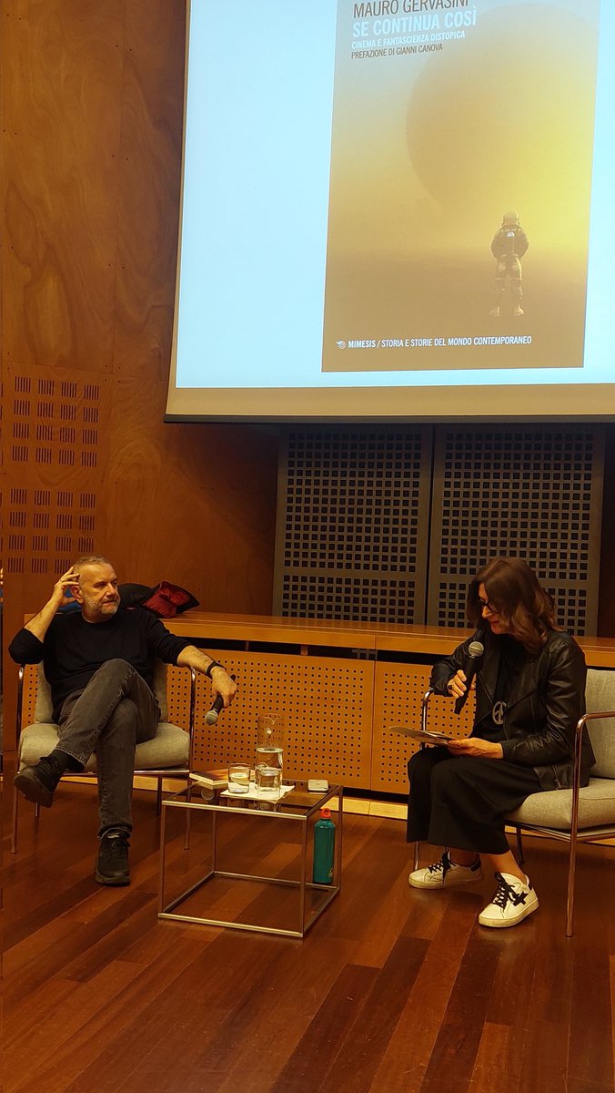 Alla presentazione del libro "Se continua così. Cinema e fantascienza distopica" di @MauroGerva per la rassegna Paesaggi che cambiano <a href="/simozanon/">simonetta zanon</a> @Fond_Benetton