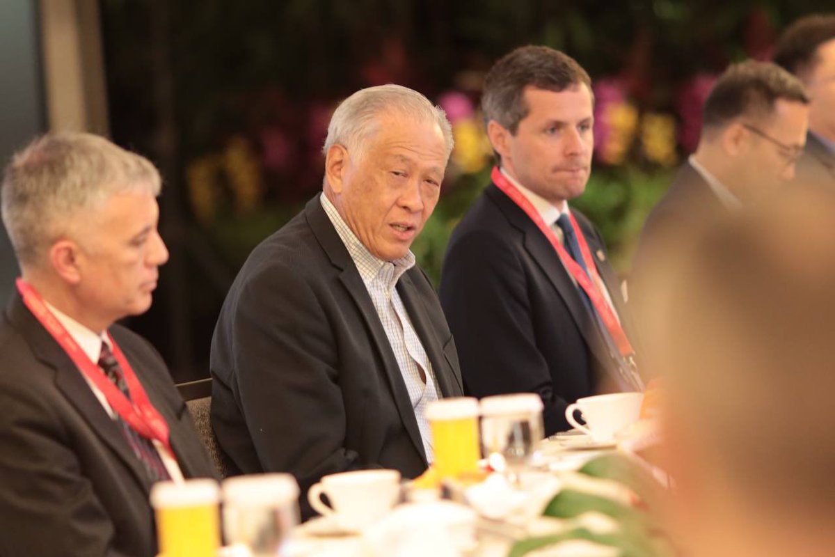 matteoperegodic's tweet photo. Con il Vice Primo Ministro Mr @LawrenceWongST ed il Ministro della #Difesa Dr. @Ng_Eng_Hen di #Singapore, per l’avvio dei lavori del Defence Tecnology Summit #sgtechsummit 🇸🇬 🇮🇹 https://t.co/tP4obeTb9d