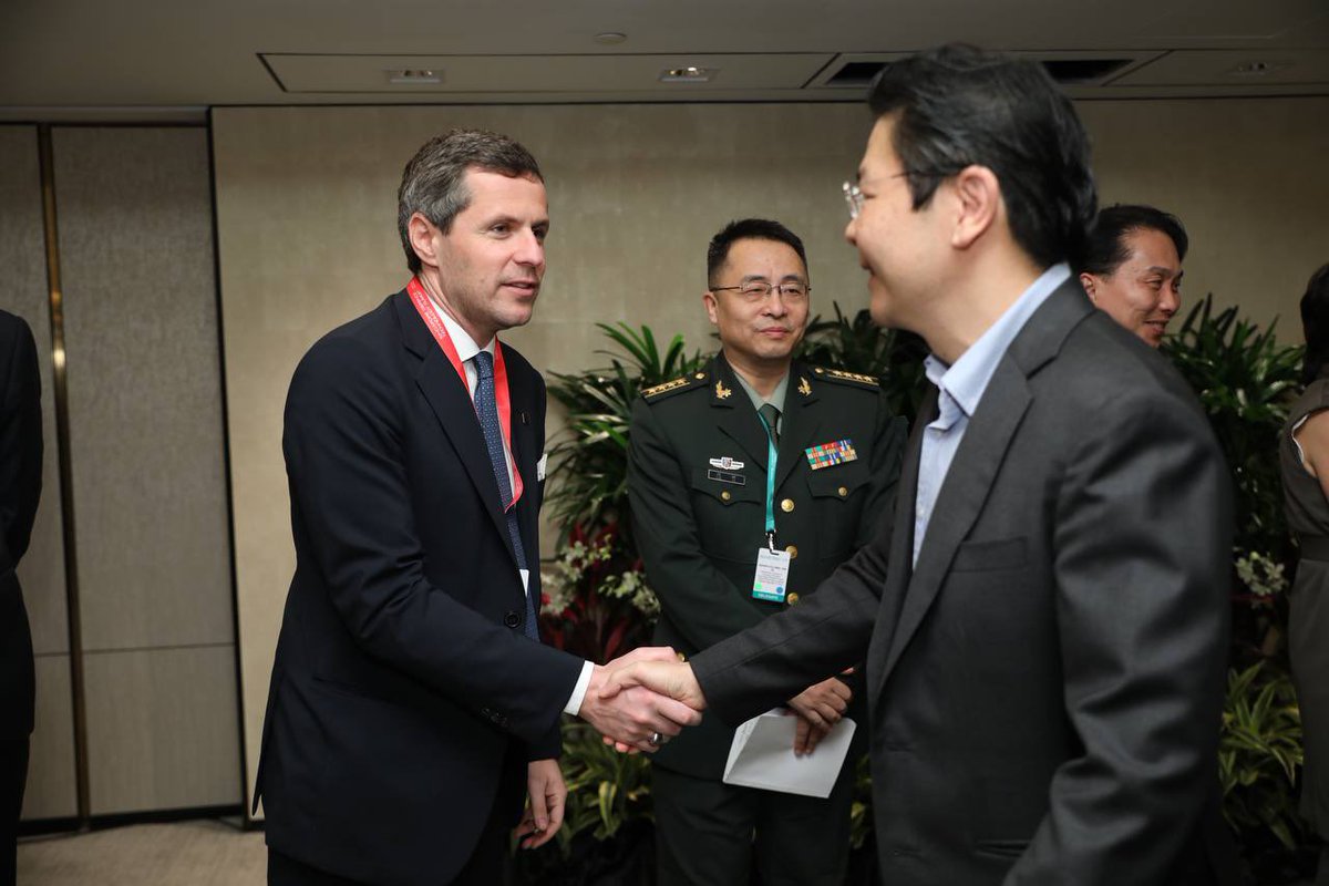 matteoperegodic's tweet photo. Con il Vice Primo Ministro Mr @LawrenceWongST ed il Ministro della #Difesa Dr. @Ng_Eng_Hen di #Singapore, per l’avvio dei lavori del Defence Tecnology Summit #sgtechsummit 🇸🇬 🇮🇹 https://t.co/tP4obeTb9d