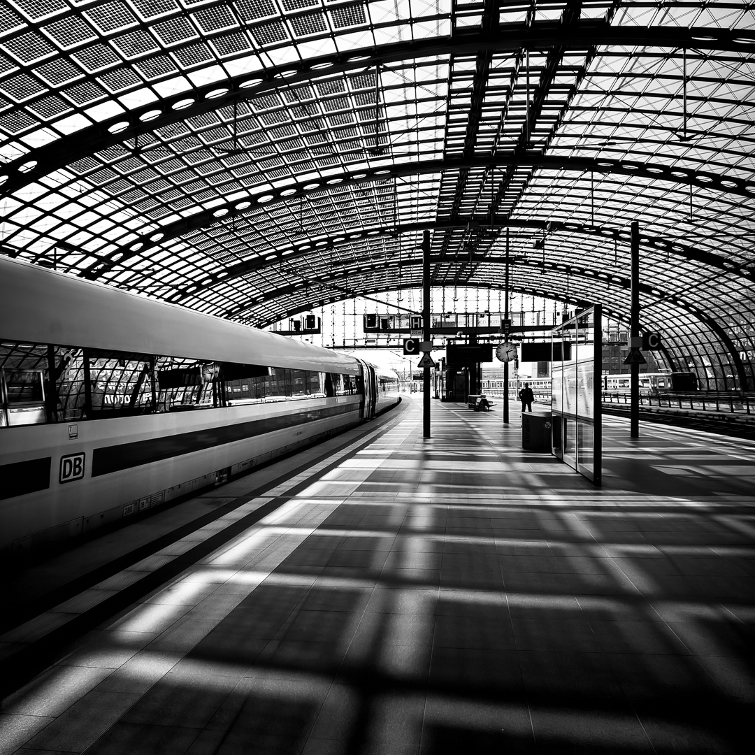 Berlin | Lines Lines Lines ♡   

ISO 50 - f1,8 - 1/1100 sec - Huawei P40 Pro
__________________________________

#blackandwhitephotography #blackandwhite #monochrome #photography #symmetry #architecture #cityscape #street #noreels_iamaphotographer #makefriends_notreels #Berlin