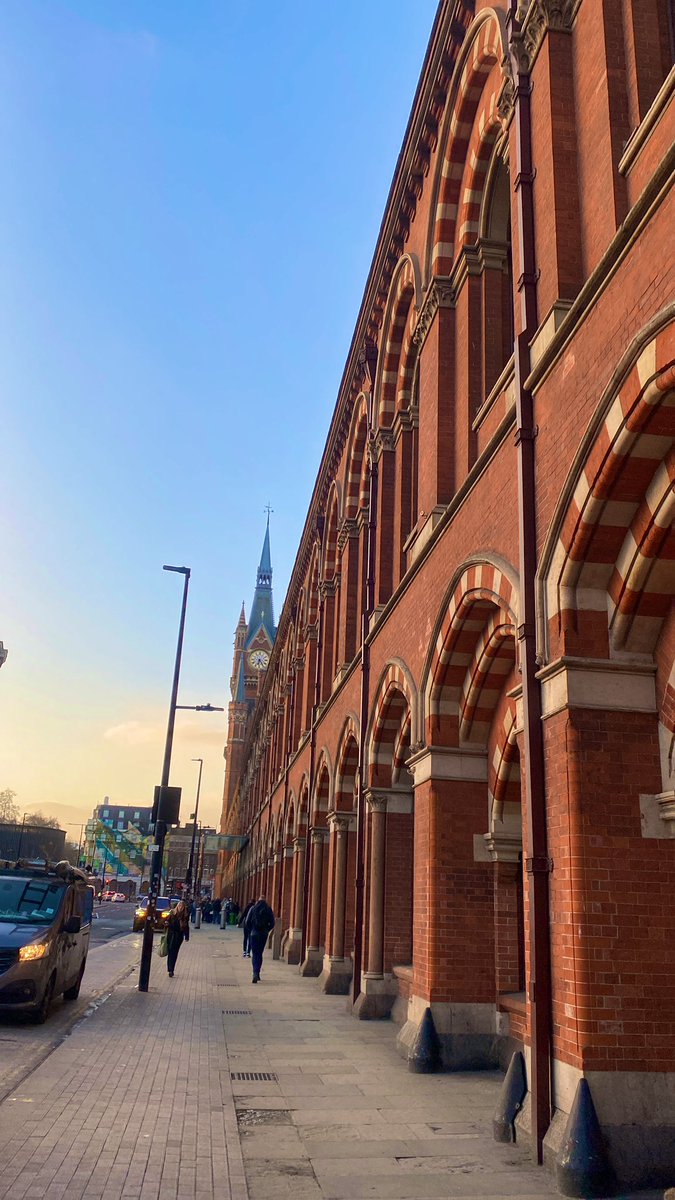 Health_Hannah's tweet photo. Bright and early this morning, St.panc looking pretty. #london#nhs https://t.co/8j3HLbb5mL