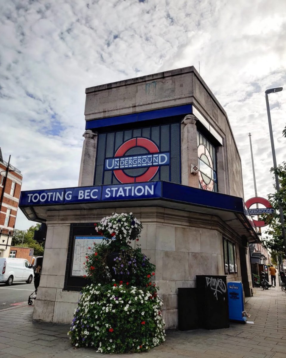 PC Emily Pickett & PC Terri Romeo of the #Tooting Bec Safer Neighbourhood Team conduct a Walk & Talk Sat 25 Mar, 2pm (meet Tooting Bec tube), open to women aged 18+ who'd like to walk with an officer & discuss views on women’s safety. ✉️ Emily: P260561@met.police.uk for info.