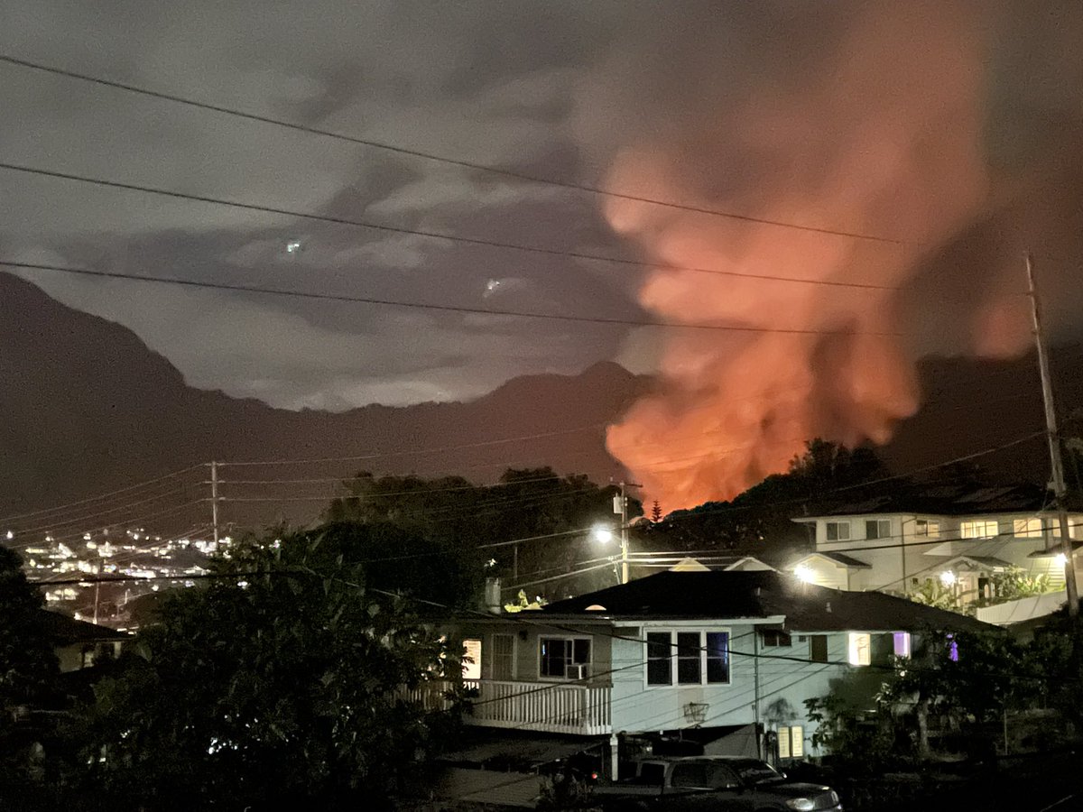 surfahjoe's tweet photo. Apparent fire in Manoa valley - amazing to see embers flying I the air - many fire trucks arriving, pray folks are okay. #BreakingNews #manoa #fire https://t.co/NNPlsZarQf