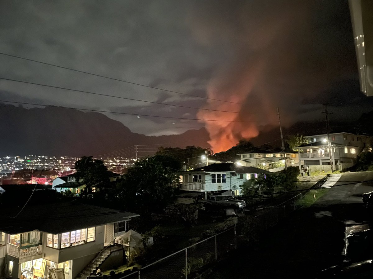 surfahjoe's tweet photo. Apparent fire in Manoa valley - amazing to see embers flying I the air - many fire trucks arriving, pray folks are okay. #BreakingNews #manoa #fire https://t.co/NNPlsZarQf