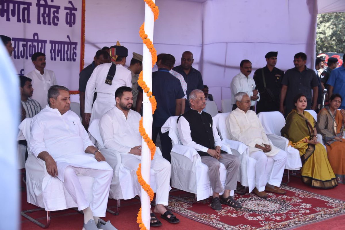 yadavtejashwi's tweet photo. स्वतंत्रता संग्राम के क्रांतिदूत अमर शहीद वीर भगत सिंह, सुखदेव और राजगुरु के शहीदी दिवस पर आयोजित राजकीय कार्यक्रम में पुष्प अर्पित कर उन्हें नमन किया। इन महान वीर शहीदों का सर्वस्व बलिदान युवा पीढ़ी के लिए सदैव प्रेरणास्रोत रहेगा। जय हिंद! #Shahid_Diwas https://t.co/8ya1bJTVfa