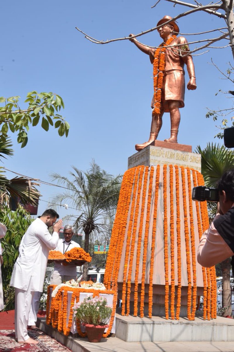 yadavtejashwi's tweet photo. स्वतंत्रता संग्राम के क्रांतिदूत अमर शहीद वीर भगत सिंह, सुखदेव और राजगुरु के शहीदी दिवस पर आयोजित राजकीय कार्यक्रम में पुष्प अर्पित कर उन्हें नमन किया। इन महान वीर शहीदों का सर्वस्व बलिदान युवा पीढ़ी के लिए सदैव प्रेरणास्रोत रहेगा। जय हिंद! #Shahid_Diwas https://t.co/8ya1bJTVfa